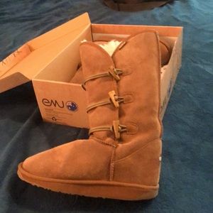 Emu-100% Australian Merino Wool inside.